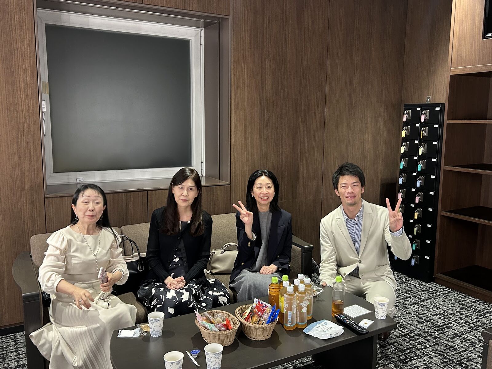 控室のソファでくつろぐ審査員の先生方